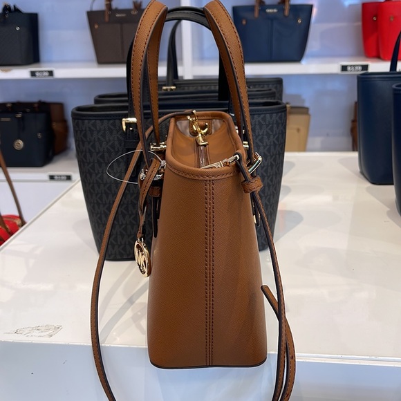 MICHAEL KORS
Jet Set Travel Extra-Small Saffiano Leather Top-Zip Tote Bag
NWT - Picture 4 of 16